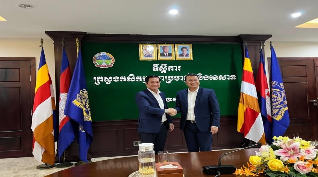 Ông Lê Thanh Hưng Tổng Giám đốc VRG đã dẫn đầu đoàn công tác của Tập đoàn đến thăm và chào xã giao Ngài Dith Tina Bộ trưởng Bộ Nông Lâm Ngư nghiệp Campuchia